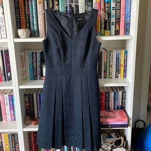 Tahari Arthur S Levine Navy Sleevless Dress size 2